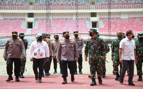 Kapolri, Menpora tinjau Stadion Lukas Enembe Panglima TNI Marsekal Hadi Tjahjanto, Kapolri Jenderal Listyo Sigit Prabowo dan Menpora Zainudin Amali, meninjau langsung kesiapan Stadion Lukas Enembe, Jumat (27/8/2021). (Foto: iNews.id/Puteranegara Batubara)