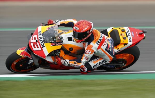 Marc Marquez menggila di latihan bebas 1 Hasil latihan bebas 1 MotoGP Inggris 2021 telah selesai. Pembalap Repsol Honda Marc Marquez, tampil sebagai yang tercepat dengan waktu 2 menit 0,941 detik. (foto: REUTERS/Andrew Boyers)