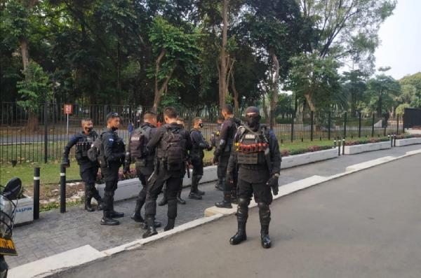 Petugas keamanan di SUGBK Petugas kepolisian berjaga di Stadion GBK jelang pembukaan Liga 1 2021. (foto: Quadiliba Alfarabi/MPI)
