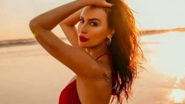 Sophia Latjuba unggah foto berpose seksi mengenakan dress merah di pantai. (Foto: Instagram)
