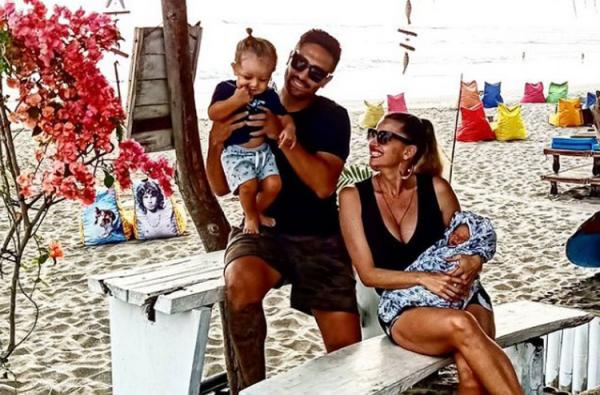 Gaston Castano 1 Apa kabar Gaston Castano. Salah satu striker yang namanya sempat naik daun setelah menikahi artis ternama Tanah Air, almarhumah Julia Perez.