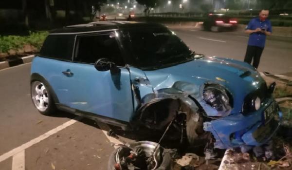 Mini Cooper mengalami kecelakaan di Senayan, Sabtu (28/8/2021) dini hari. (Foto: TMC Polda Metro Jaya)