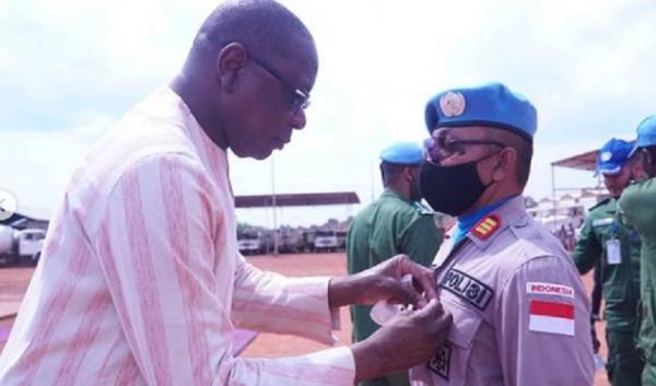 Penyematan medali PBB ke salah satu anggota Polda Bali. (Foto: Antara)