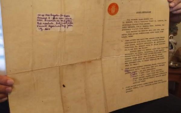 SURAT CERAI INGGIT Surat cerai Inggit Garnasih-Soekarno yang sempat hendak dijual. (Foto: Dokumentasi)