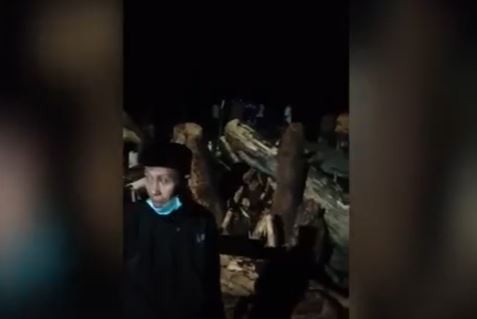 Tumpukan material kayu besar yang terbawa banjir bandang menutupi aliran sungai di Kabupaten Sigi, Sulteng. (Foto: MNC Portal/Jemmy Hendrik)