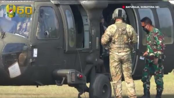 Momen menarik saat Jenderal TNI Andika Perkasa naik helikopter saat mengecek lokasi terjun payung di Baturaja (Foto: TNI AD)