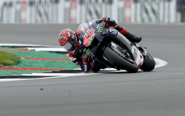 Pembalap Monster Energy Yamaha, Fabio Quartararo, menjadi yang pertama dalam MotoGP Inggris 2021 di Sirkuit Silverstone, Minggu (29/8/2021). (Foto: REUTERS/Andrew Boyers)