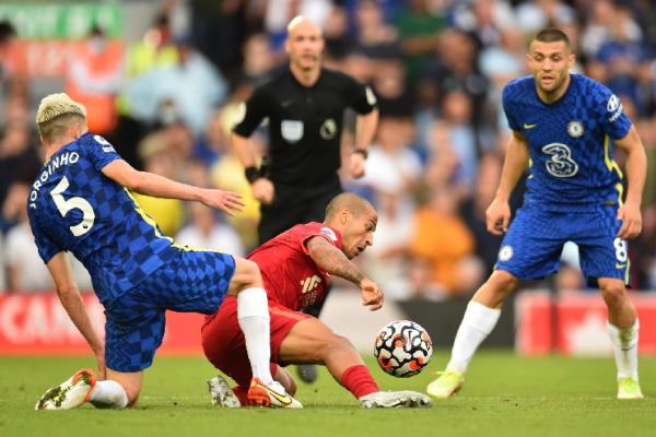Liverpool ditahan imbang chelsea Liverpool harus bermain imbang 1-1 dengan Chelsea di pekan ketiga Liga Inggris 2021/2022. Liverpool gagal memanfaatkan peluang. (foto: REUTERS/Peter Powell)