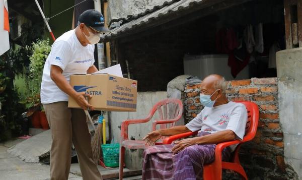 Penyerahan bantuan paket bahan pokok kepada warga kurang mampu yang terdampak pandemi di Kampung Berseri Astra (KBA) Telaga Murni, Bekasi, Jawa Barat. (Foto: dok Astra)