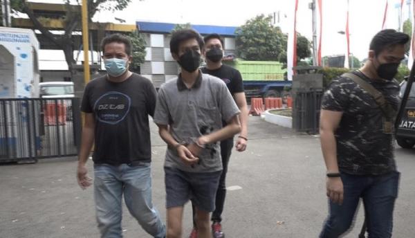Pria berinisial AH menipu artis dengan modus mencatut nama Presiden Joko Widodo ditangkap Polres Jakarta Barat. (Foto Humas Polres Jakbar).