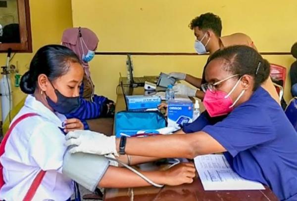 Seorang siswi SMP di Kota Waisai mengikuti vaksinasi massal yang digelar Polres Raja Ampat. (Foto: MNC Portal/Chanry Andrew S)