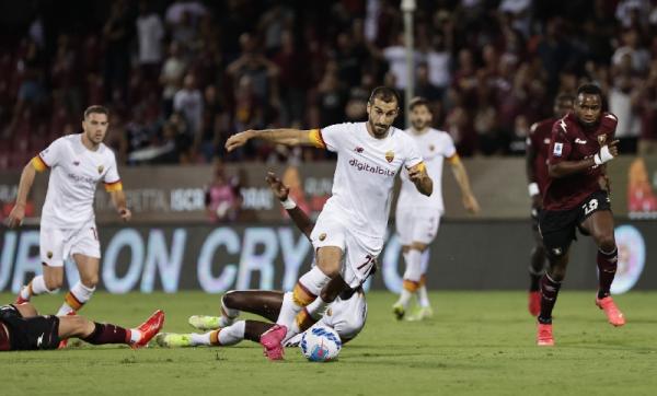 As Roma menang besar 4-0 AS Roma terus menjaga tren positif di awal musim Liga Italia 2021/2022. I Giallorossi menang telak 4-0 atas Salernitana di pekan kedua Liga Italia. (foto: REUTERS/Ciro De Luca)