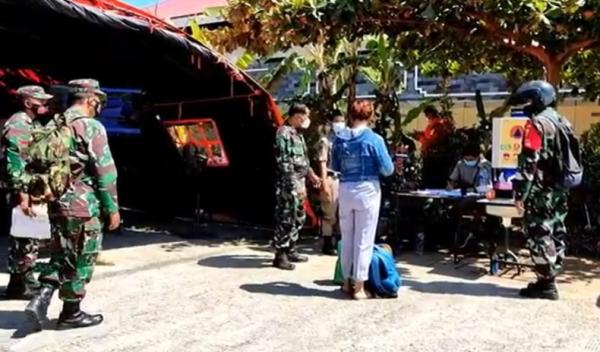 Aktivitas isolasi terpadu (isoter) Covid-19 di Buleleng. (Foto: iNews/Pande Wismaya)