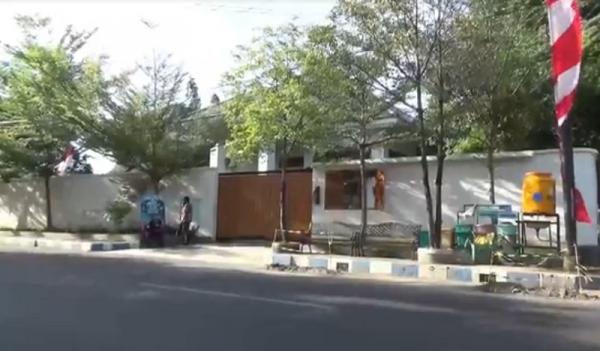 OTT KPK Probolinggo Rumah pribadi Bupati Probolinggo Puput Tantriana Sari terpantau sepi. Pada pukul 05.00 WIB tadi, warga melihat banyak mobil dan polisi di sekitar lokasi. (Foto: iNews.id/Hana Purwadi).