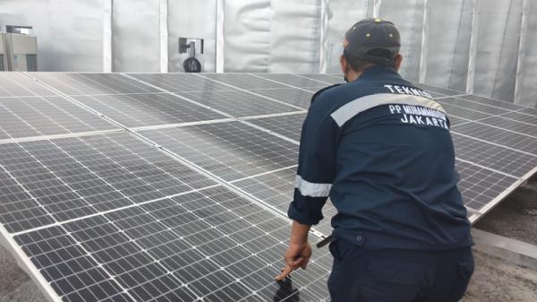 Seorang teknisi mengecek Pembangkit Listrik Tenaga Surya di atap Gedung PP Muhammadiyah, Jakarta, Senin (30/8/2021). (Foto: iNews.id/Irfan Ma`ruf).