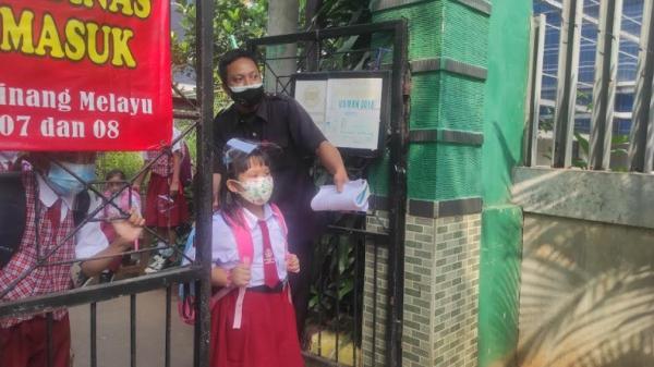 Siswi Sekolah Dasar Negeri (SDN) Cipinang Melayu 08, Jakarta Timur mengikuti pembelajaran tatap muka (TPM), Senin (30/8/2021). (Foto: Refi Sandi).