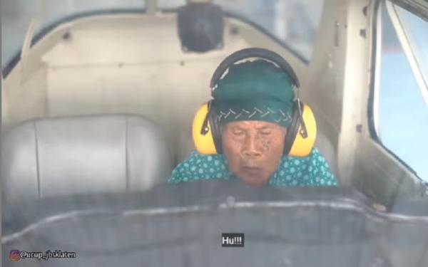 Tangkapan layar Mbah Minto kendarai pesawat (Foto: Instagram/Ucup Klaten)