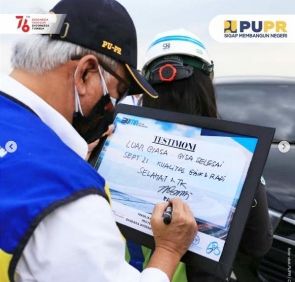 Menteri PUPR, Basuki Hadimuljono, saat meninjau lokasi proyek Jalan Tol Akses Bandara Kertajati, Jawa Barat, Senin (30/8/2021)
