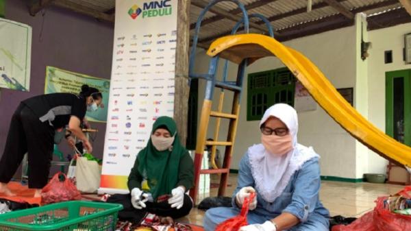 Ibu-ibu PKK di Kelurahan Sumur Batu, Kecamatan Bantar Gebang, Kota Bekasi mengolah sampah plastik menjadi produk bernilai ekonomis. (Foto: Dok. MNC Peduli).