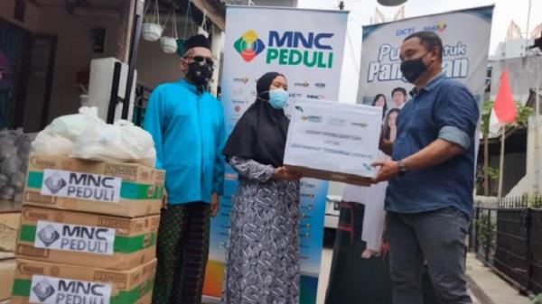 MNC Peduli bersama artis sinetron Putri untuk Pangeran membagikan sembako pada Yayasan Keluarga Tuna Netra Muslim Indonesia (YAKTAMI) Depok, Jawa Barat, Selasa (31/8/2021). (Foto: Dok. MNC Peduli).