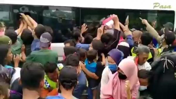 REBUTAN SEMBAKO1 Warga Kota Cirebon berebut sembako yang dibagikan Presiden Jokowi. (Foto: iNews/Miftahudin)