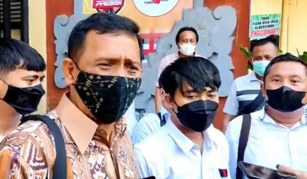 Kuasa hukum warga Desa Sidatapa, Gede Pasek Suardika usai pemeriksaan di Polres Buleleng, Senin (30/8/2021). (Foto: iNews/Pande Wismaya)