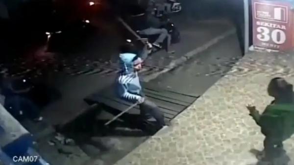 Begal senjata tajam Begal membawa senjata tajam beraksi di Padang. Aksinya terekam CCTV (Instagram)