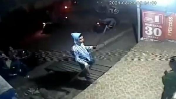 Begal senjata tajam beraksi merampas ponsel Begal senjata tajam beraksi merampas ponsel perempuan di Padang, Sumbar (Instagram)