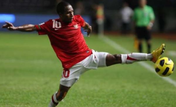 Okto Maniani terkenal sebagai pesepak bola lincah yang pernah mendapat julukan Ryan Giggs Indonesia. Begini kariernya sekarang.