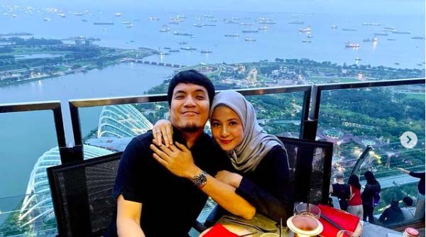 02 Desta Artis dengan Keluarga Beraneka Ragam Agama. (Foto: instagram)