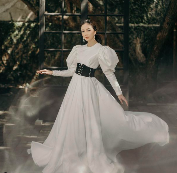 Potret cantik Ririn Dwi Ariyanti mengenakan busana serba Putih. (Foto: Instagram)