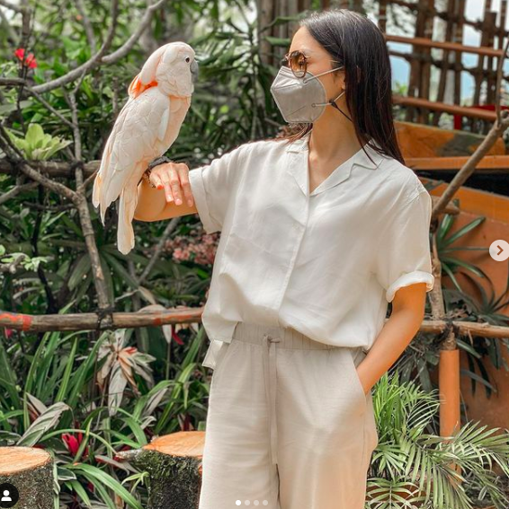 Potret cantik Ririn Dwi Ariyanti mengenakan busana serba Putih. (Foto: Instagram)