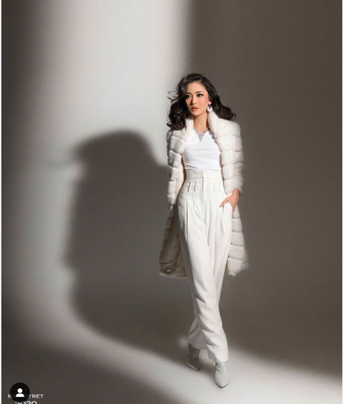 Potret cantik Ririn Dwi Ariyanti mengenakan busana serba Putih. (Foto: Instagram)