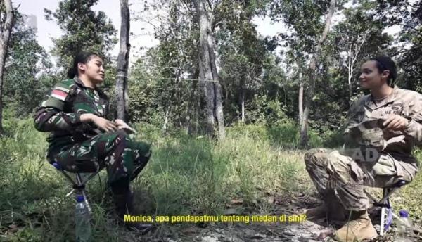 Wonder Woman Platoon Leader Alfa Company 121 Infantry Letnan Monica Smith dan Danton Kom Yonif Linud 330 Letda CHB (K) Risky. (Foto akun Youtube TNI AD).