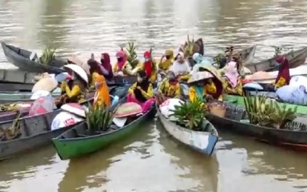 Acil-acil pasar terapung di Lok Baitan (Foto: iNews/M Achyar) Acil-acil pasar terapung di Lok Baitan (Foto: iNews/M Achyar)
