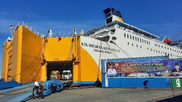 Bus untuk operasional PON XX diturunkan dari kapal. (Foto: Antara).