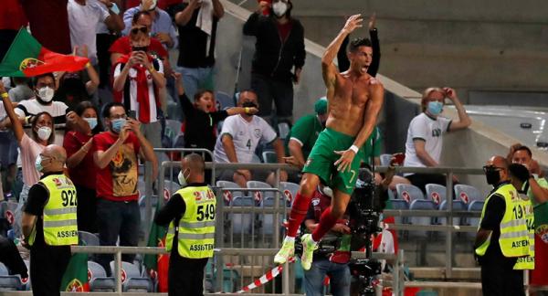 Cristiano Ronaldo berhasil melewati rekor gol milik legenda Iran Ali Daei di level timnas. Pencapaian itu dia ukir usai bawa Portugal menang 2-1 atas Irlandia. (Foto: REUTERS/Pedro Nunes)