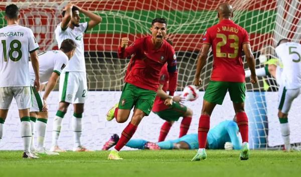 Cristiano Ronaldo 2 Cristiano Ronaldo girang usai berhasil melewati rekor legenda Iran Ali Daei. Dia mencurahkan kebahagiannya sambil membawa-bawa klubnya, Manchester United. (Foto: UEFA)