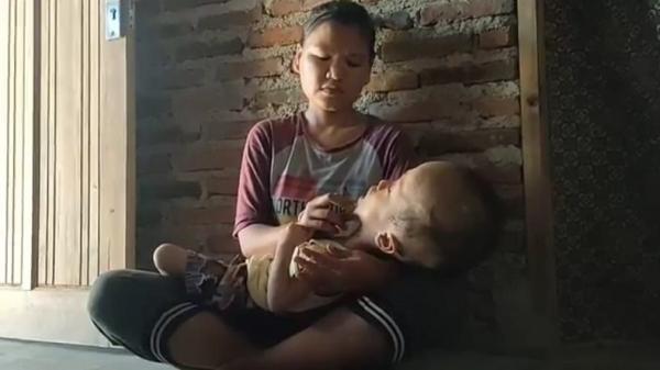 Dayinah memandangi wajah anaknya, Mokhammad Ziban, dengan tatapan mata sedih. (Foto: iNews/Toiskandar)