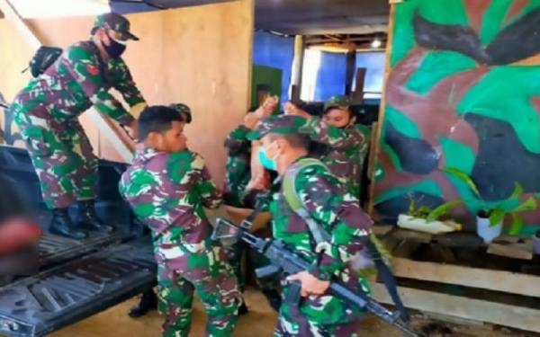 Evakuasi prajurit TNI di Posramil Kisor gugur diserang KKB. (Foto: Antara)