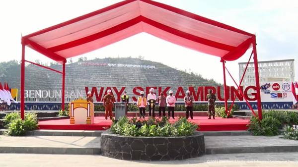 Presiden Jokowi resmikan Bendungan Way Sekampung-1 Presiden Joko Widodo (Jokowi) meresmikan Bendungan Way Sekampung di Pringsewu, Lampung (YouTube/Sekretariat Presiden)