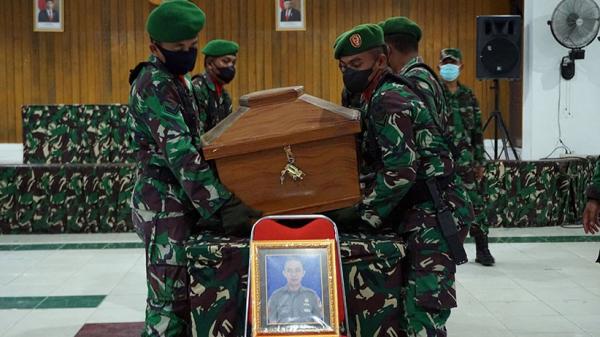 Jenazah empat prajurit TNI yang gugur di Papua Barat disemayamkan di Sorong. (Antara)