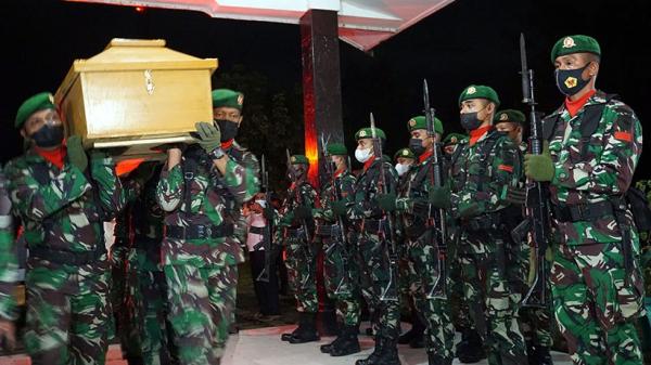 Jenazah empat prajurit TNI yang gugur di Papua diterbangkan ke daerah asalnya. (Antara)