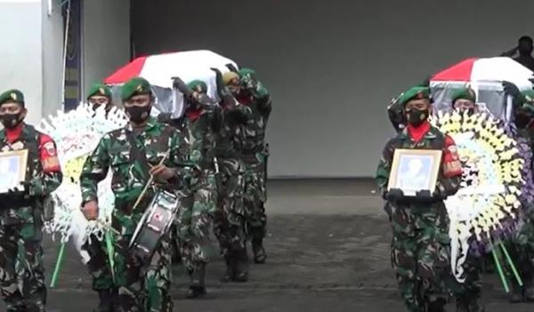 Jenazah dua prajurit TNI AD yang gugur diserang KKB Papua disambut dengan upacara militer setibanya di Bandara Sultan Hasanuddin Makassar, Jumat (3/9/2021). (Foto: MNC Portal/Wahyu Ruslan)