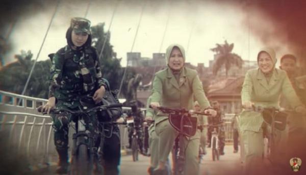 Ajudan atau ADC Ibu Pangdam II/Sriwijaya Serda (K) Intan Indah Lestari mengawal Shinta Agus Suhardi. (Foto akun Youtube TNI AD).