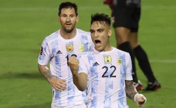 Striker Timnas Argentina Lautaro Martinez meryakan gol ke gawang Venezuela pada kualifikasi Piala Dunia 2022 Zona Amerika Selatan di Stadion Olympico, Caracas, Jumat (3/9/2021) pagi WIB. (Foto: REUTERS/Miguel Gutierrez)