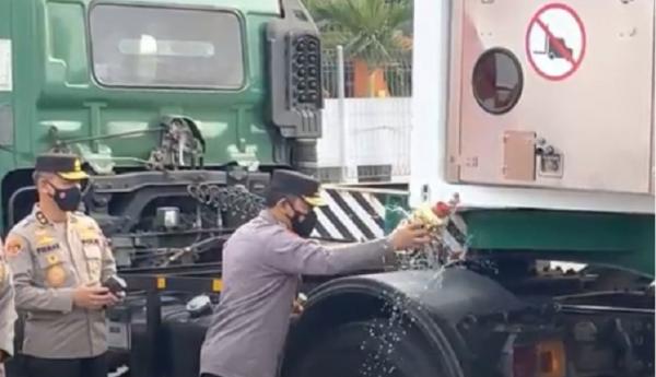 Kapolri melepas truk isotank Kapolri Jenderal Pol Listyo Sigit Prabowo melepas truk isotank di Pelabuhan Tanjung Priok (Foto: Yohannes Tobing)