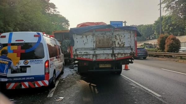 Kecelakaan beruntun di ruas Tol Jor KM.35.200 arah Cikunir melibatkan mobil derek, bus Lantra Jaya &nbsp;dan truk tronton, Jumat (3/9/2021). (Foto: TMC Polda Metro Jaya).