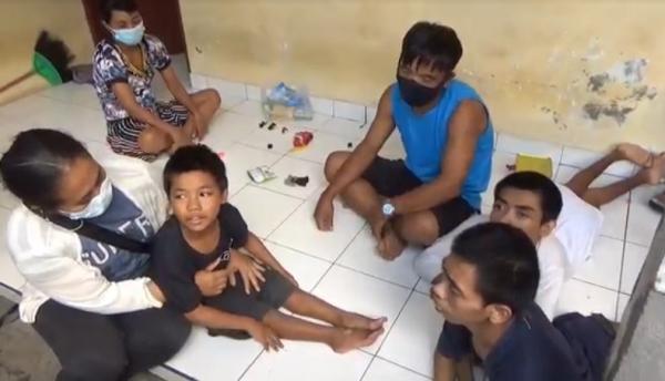 Keluarga Nyoman Darma di Denpasar, Bali. Empat dari enam anaknya mengalami kelumpuhan. (Foto: iNews/Indira Arri)