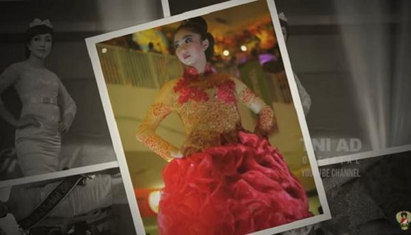 Ajudan atau ADC Ibu Pangdam II/Sriwijaya Serda (K) Intan Indah Lestari mengikuti gadis bujang Lahat. (Foto akun Youtube TNI AD)